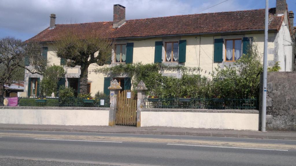 La Maison Jaune Bed & Breakfast Bouresse Luaran gambar